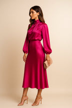Robe mi-longue en satin à col montant et manches bouffantes