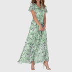 Robe florale en mousseline, pose profil montrant la fluidité de la jupe