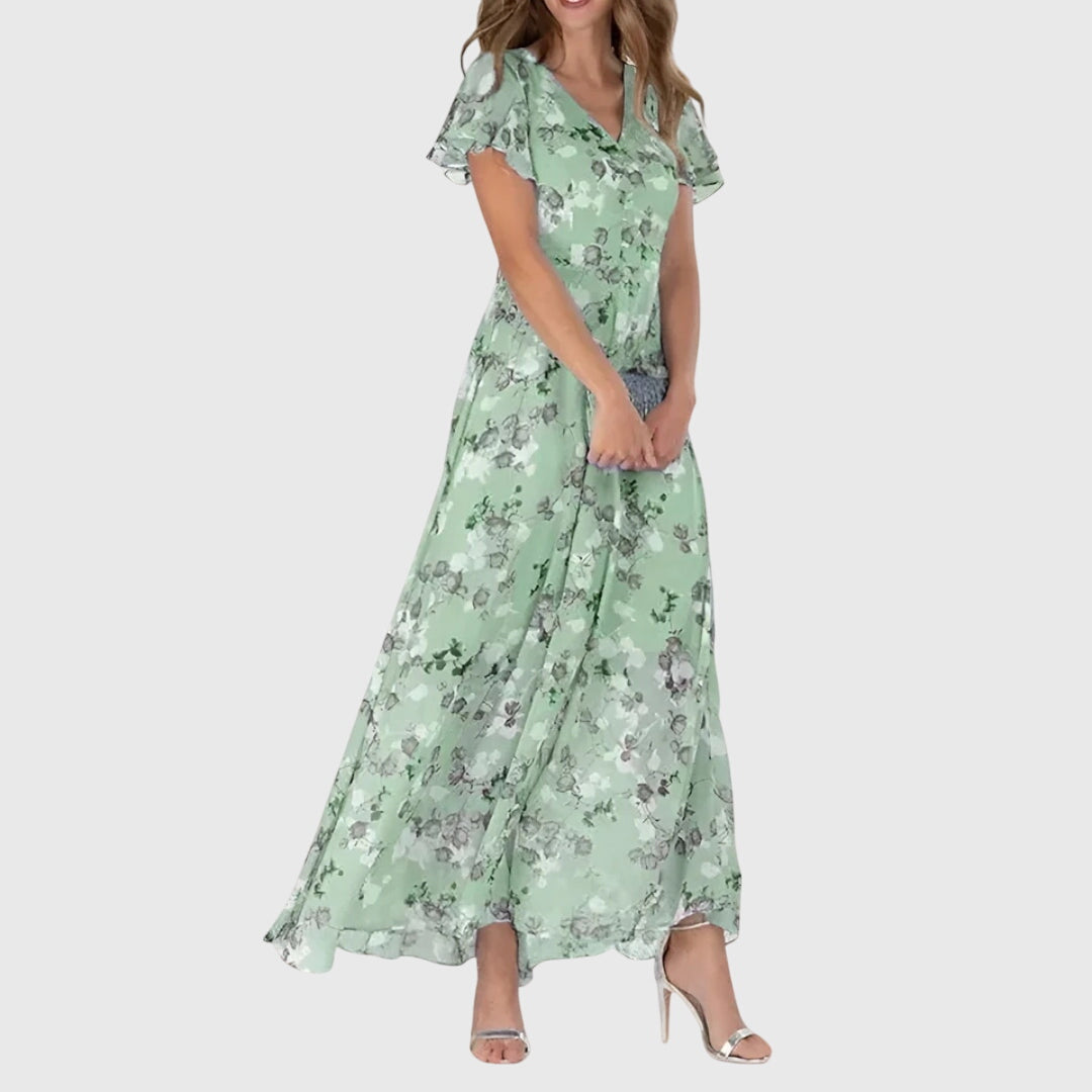 Robe florale en mousseline, pose profil montrant la fluidité de la jupe