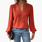Blouse femme rouge corail col V avec dentelle brodée, vue de face