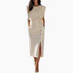 Robe midi sans manches vue de face, boutonnage frontal et fente avant