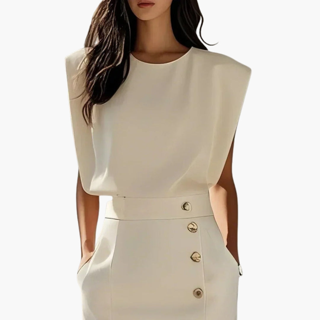 Robe midi portée de profil, détail de la fente frontale