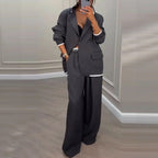 Femme de profil montrant la coupe du pantalon large taille haute