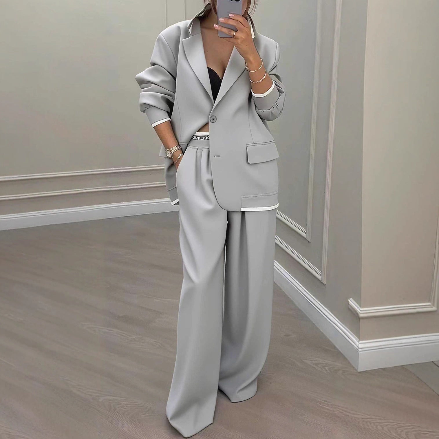 Femme portant l'ensemble tailleur blazer et pantalon large, vue de face