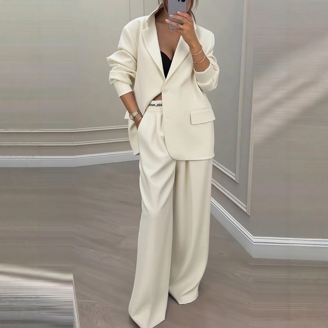 Détail du blazer à simple boutonnage et des épaules structurées