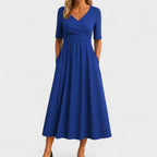 Robe longue portée de profil montrant la taille froncée