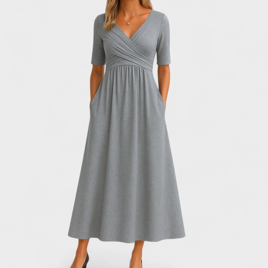 Femme portant une robe longue cache-cœur fluide vue de face