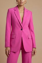 Détail du blazer structuré avec revers et bouton