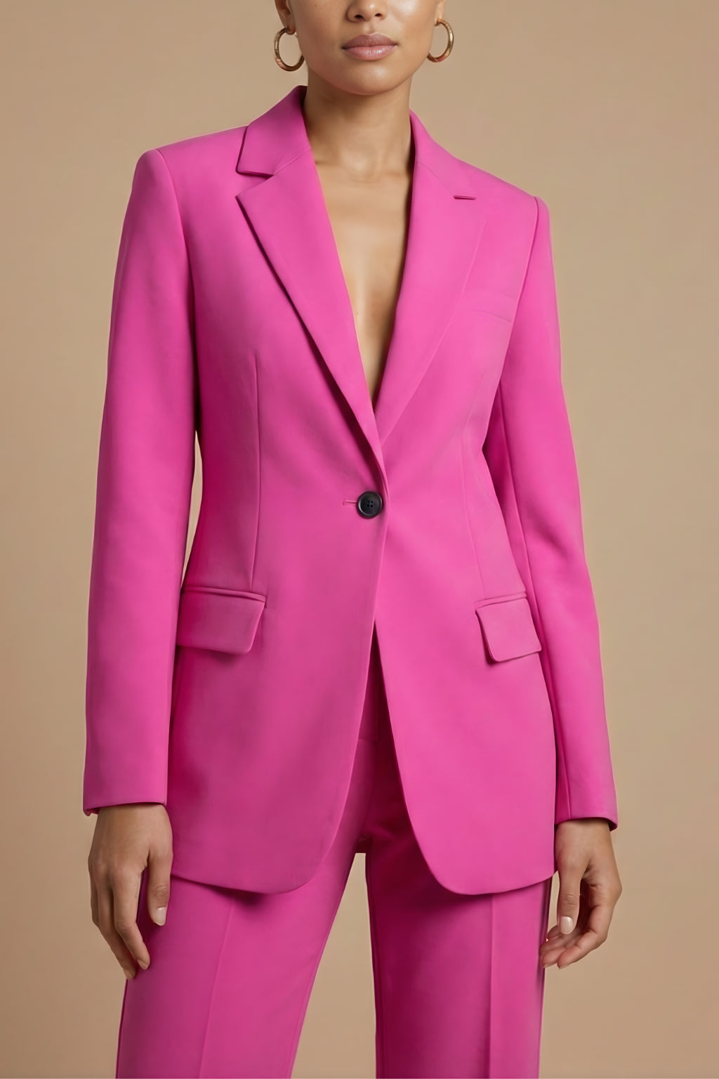 Détail du blazer structuré avec revers et bouton