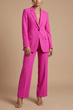 Femme portant l'ensemble tailleur blazer et pantalon large, vue de face