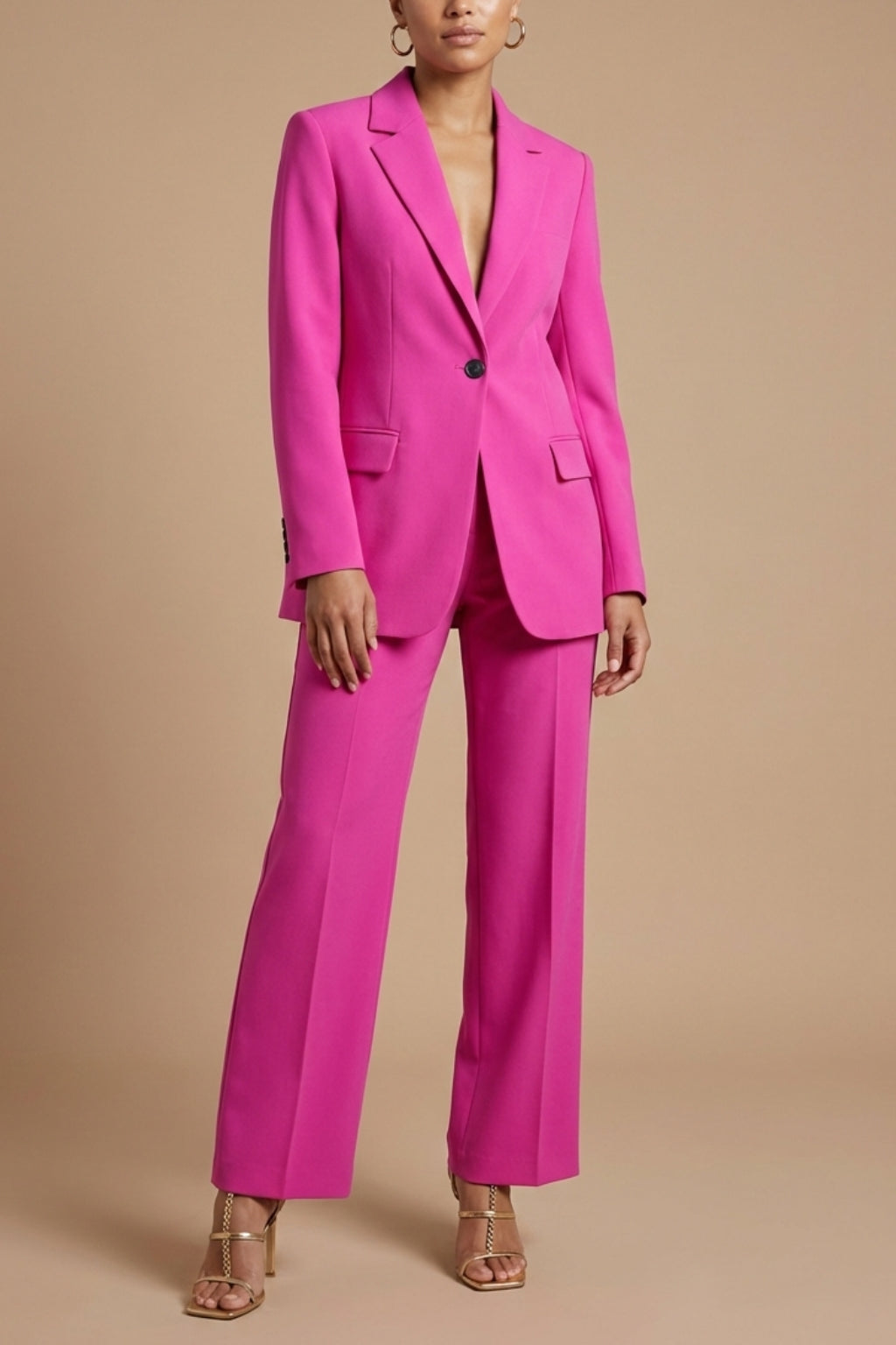 Femme portant l'ensemble tailleur blazer et pantalon large, vue de face