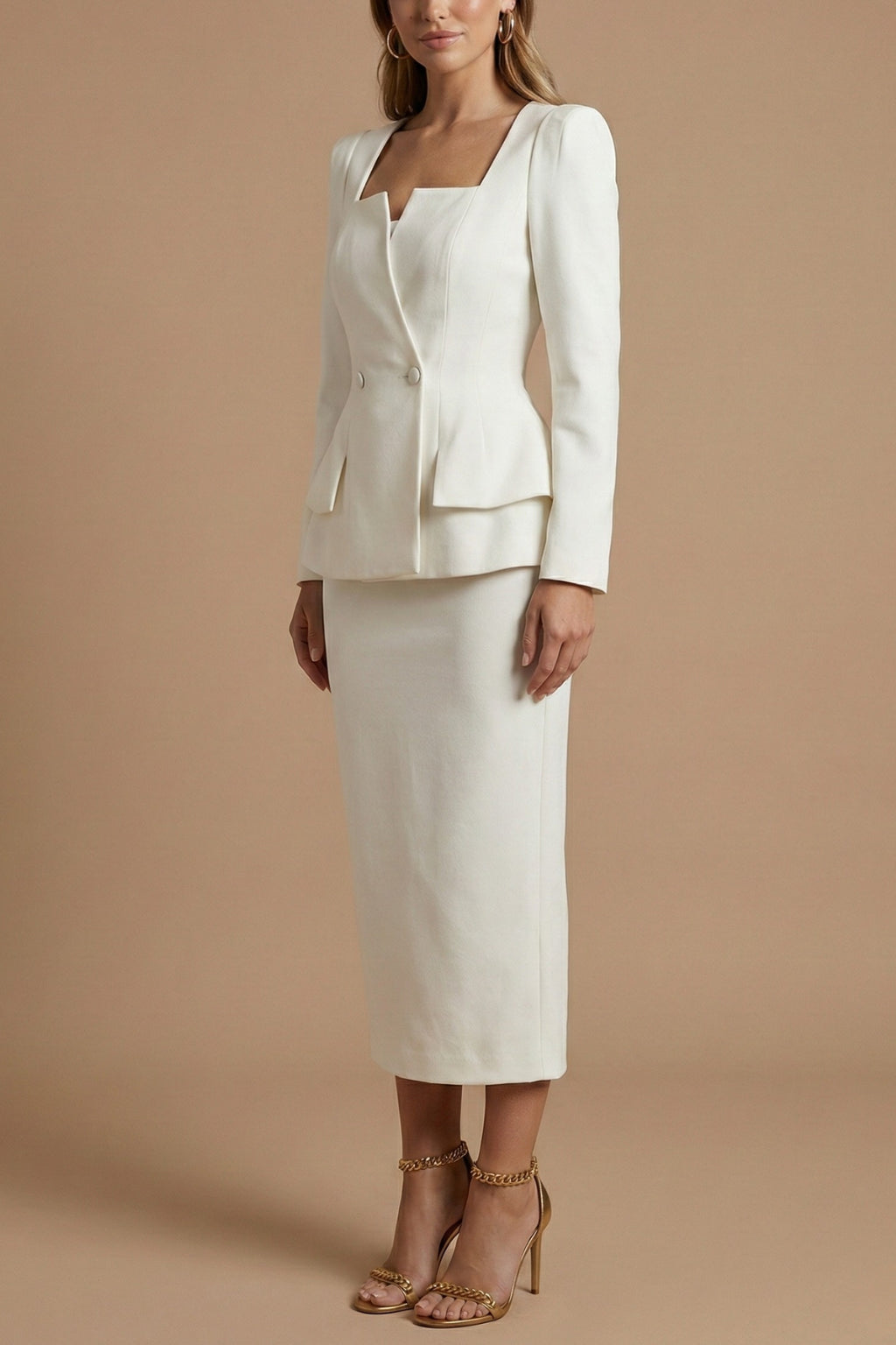 Vue arrière du blazer avec panneaux péplum fendus et détail de la jupe