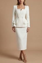 Femme portant l'ensemble blazer péplum et jupe midi structuré, vue de face