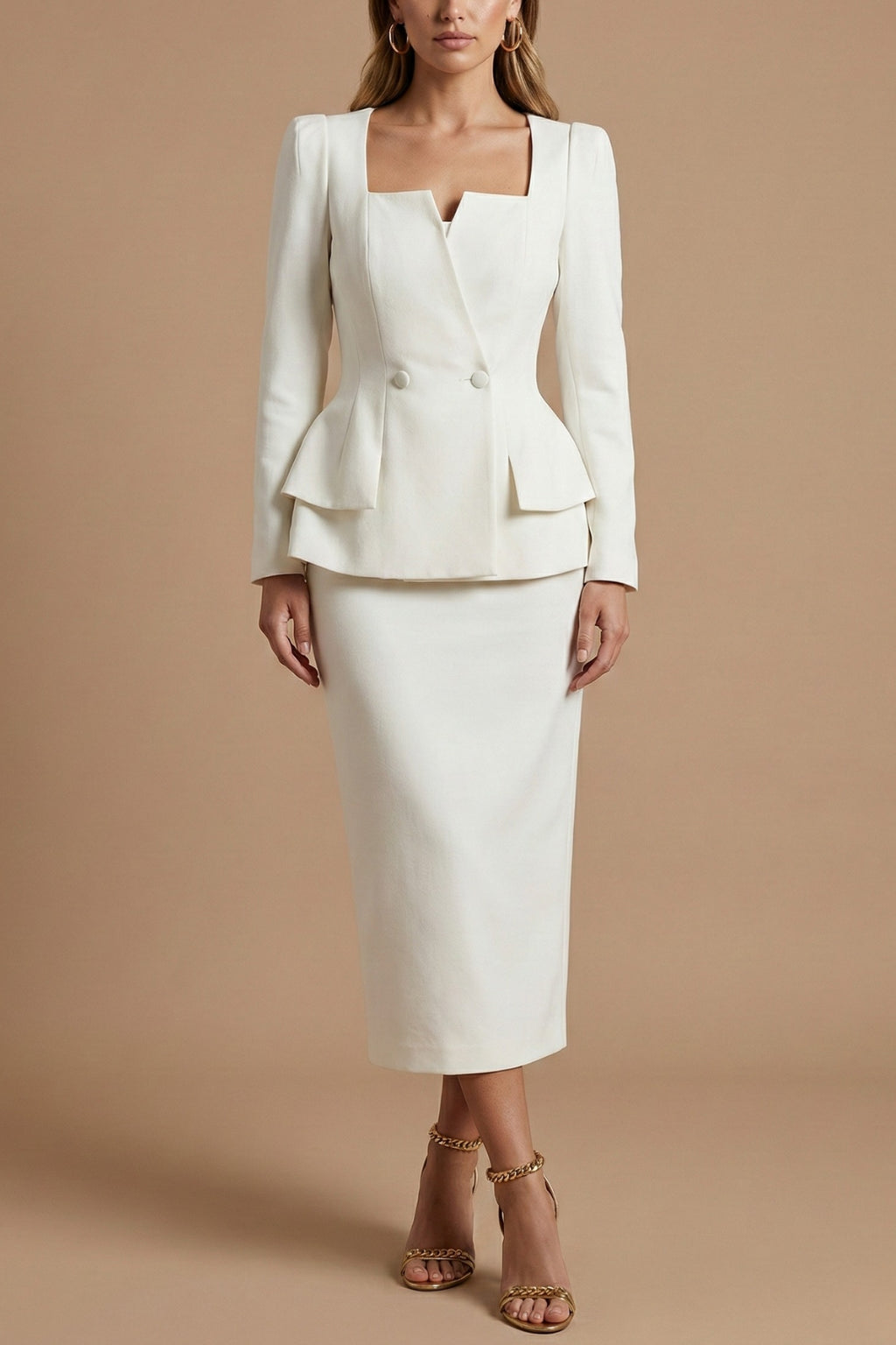 Femme portant l'ensemble blazer péplum et jupe midi structuré, vue de face