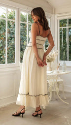 Vue de dos de la robe avec lacets ajustables et jupe volumineuse