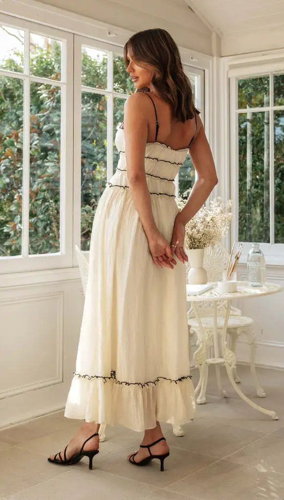 Vue de dos de la robe avec lacets ajustables et jupe volumineuse