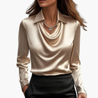 Blouse satinée en trois quarts de profil droit