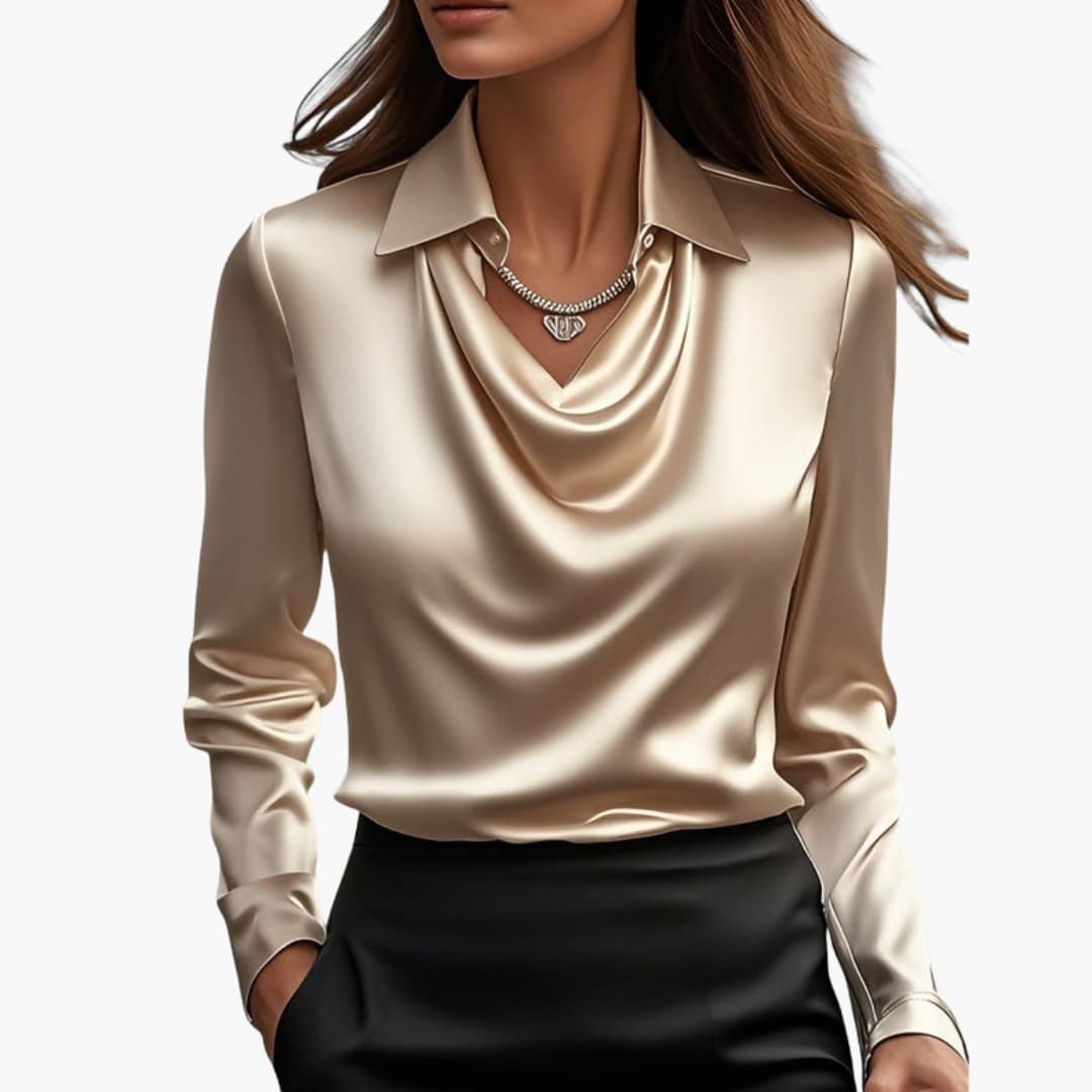 Blouse satinée en trois quarts de profil droit