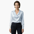 Blouse satinée sur silhouette avec pantalon tailleur
