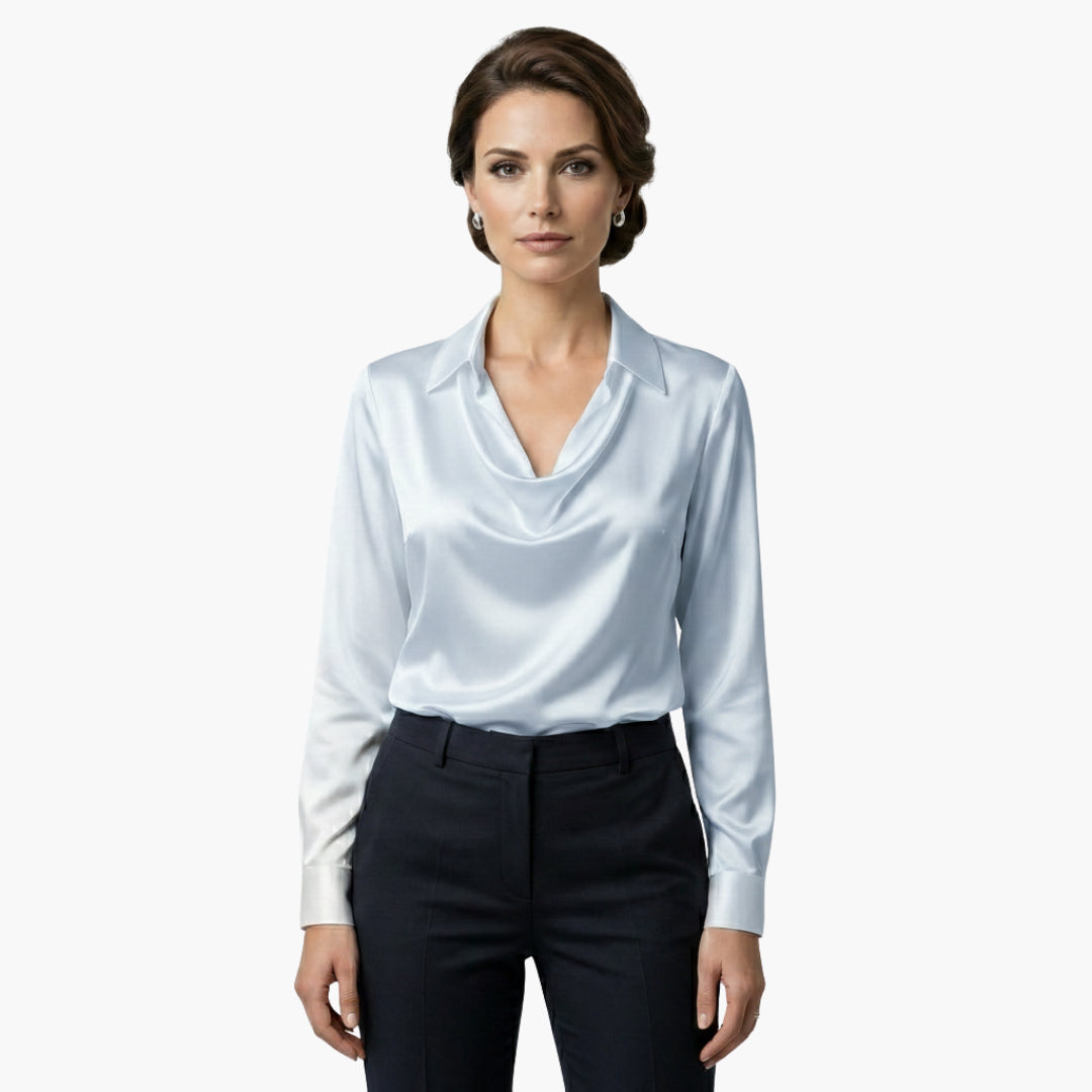 Blouse satinée sur silhouette avec pantalon tailleur