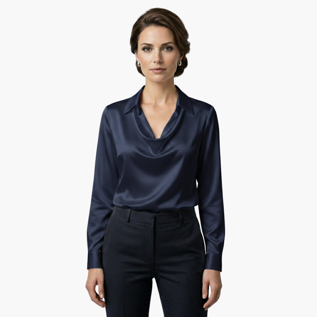 Blouse satinée vue arrière complète en pied