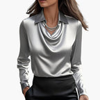 Blouse satinée portée en version habillée