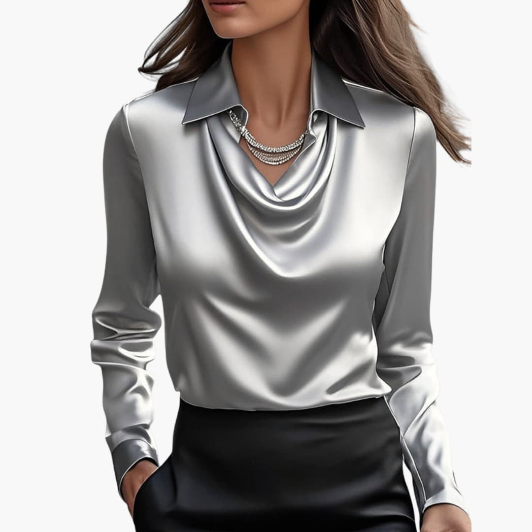 Blouse satinée portée en version habillée