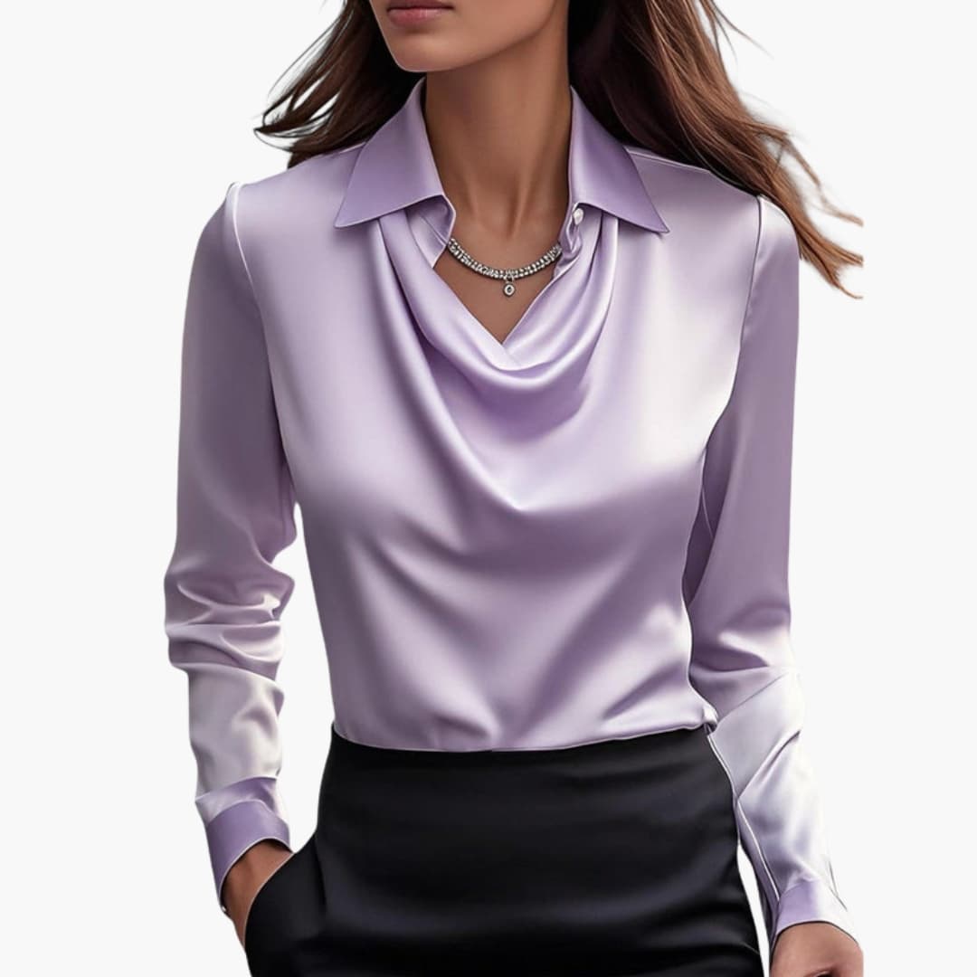 Blouse satinée sur silhouette avec jupe tailleur