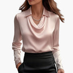 Blouse satinée zoom sur l'emmanchure