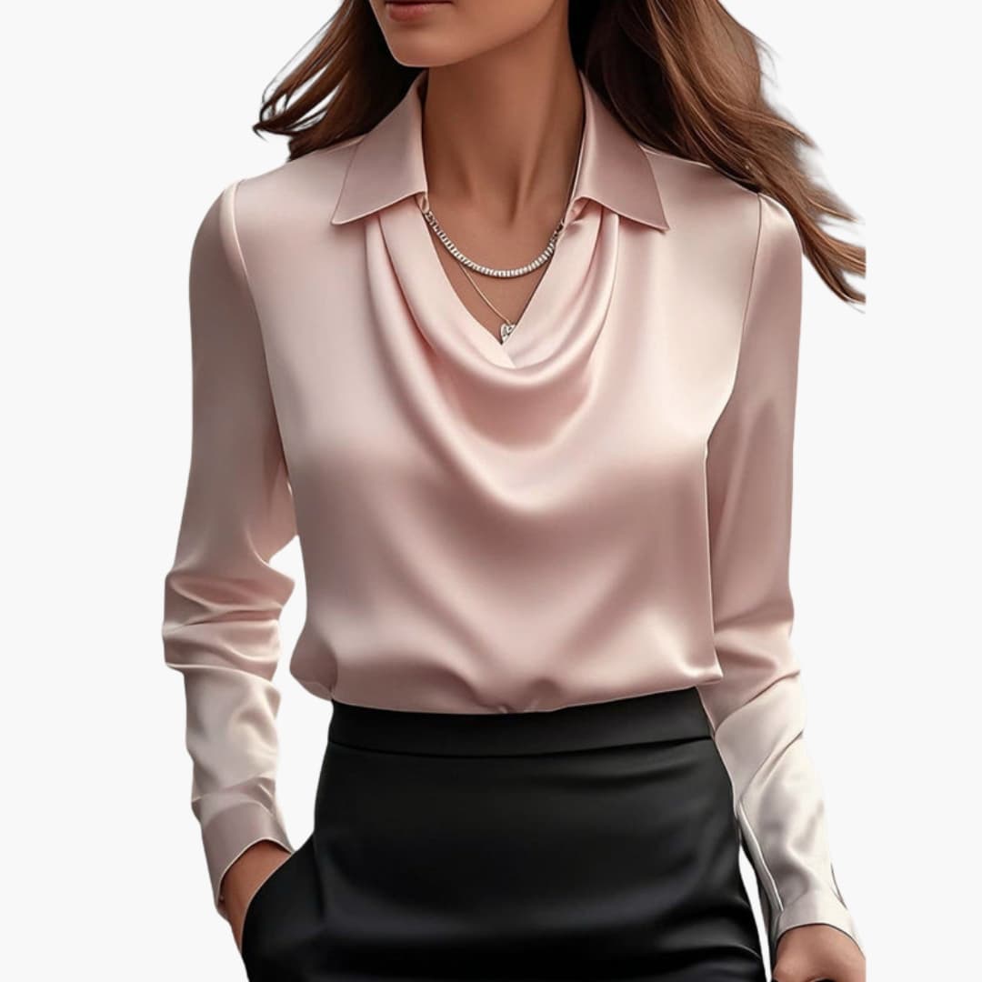 Blouse satinée zoom sur l'emmanchure