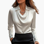 Blouse satinée col châle vue de face sur mannequin