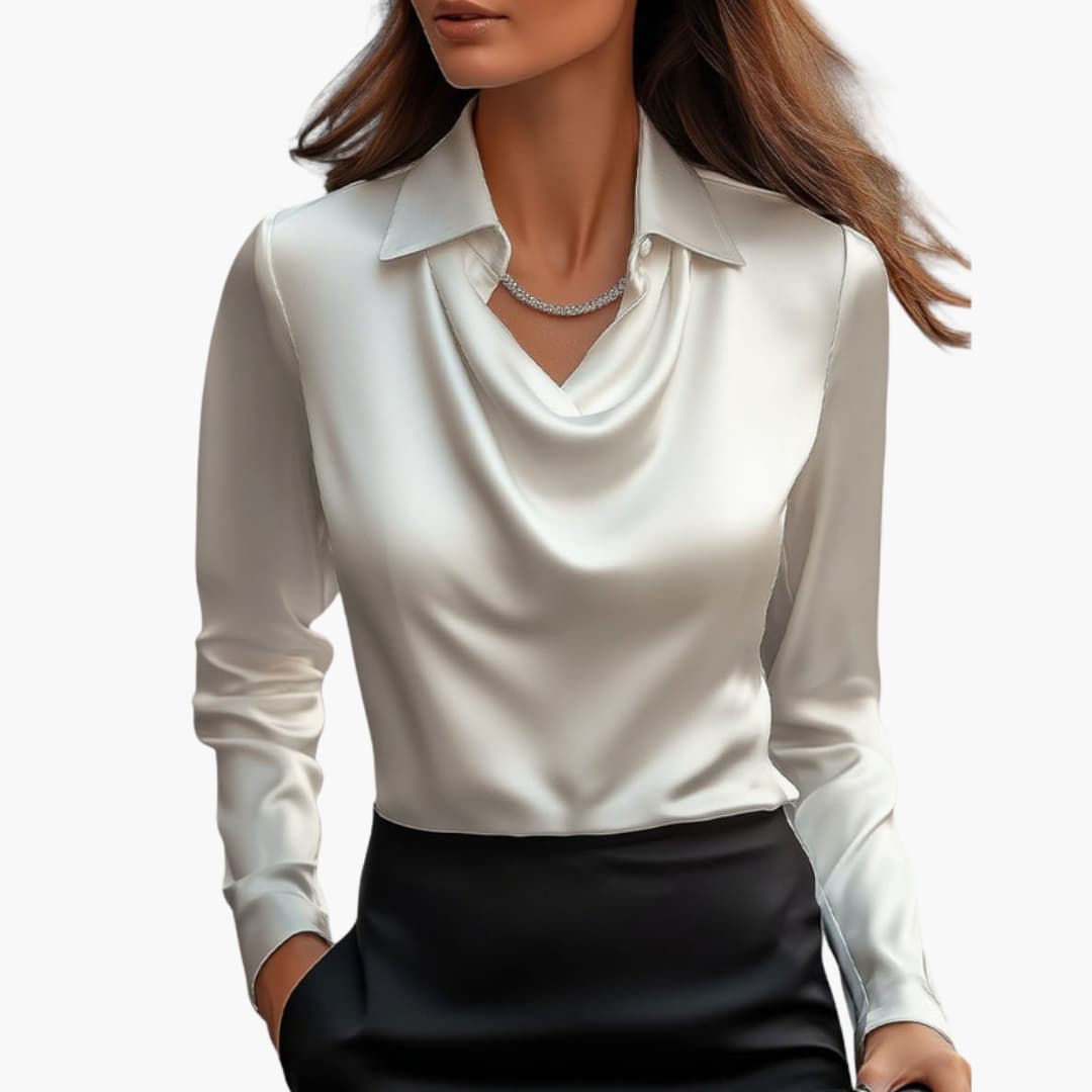 Blouse satinée col châle vue de face sur mannequin