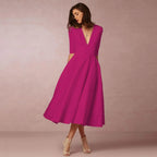 Femme en profil portant la robe midi, allure générale