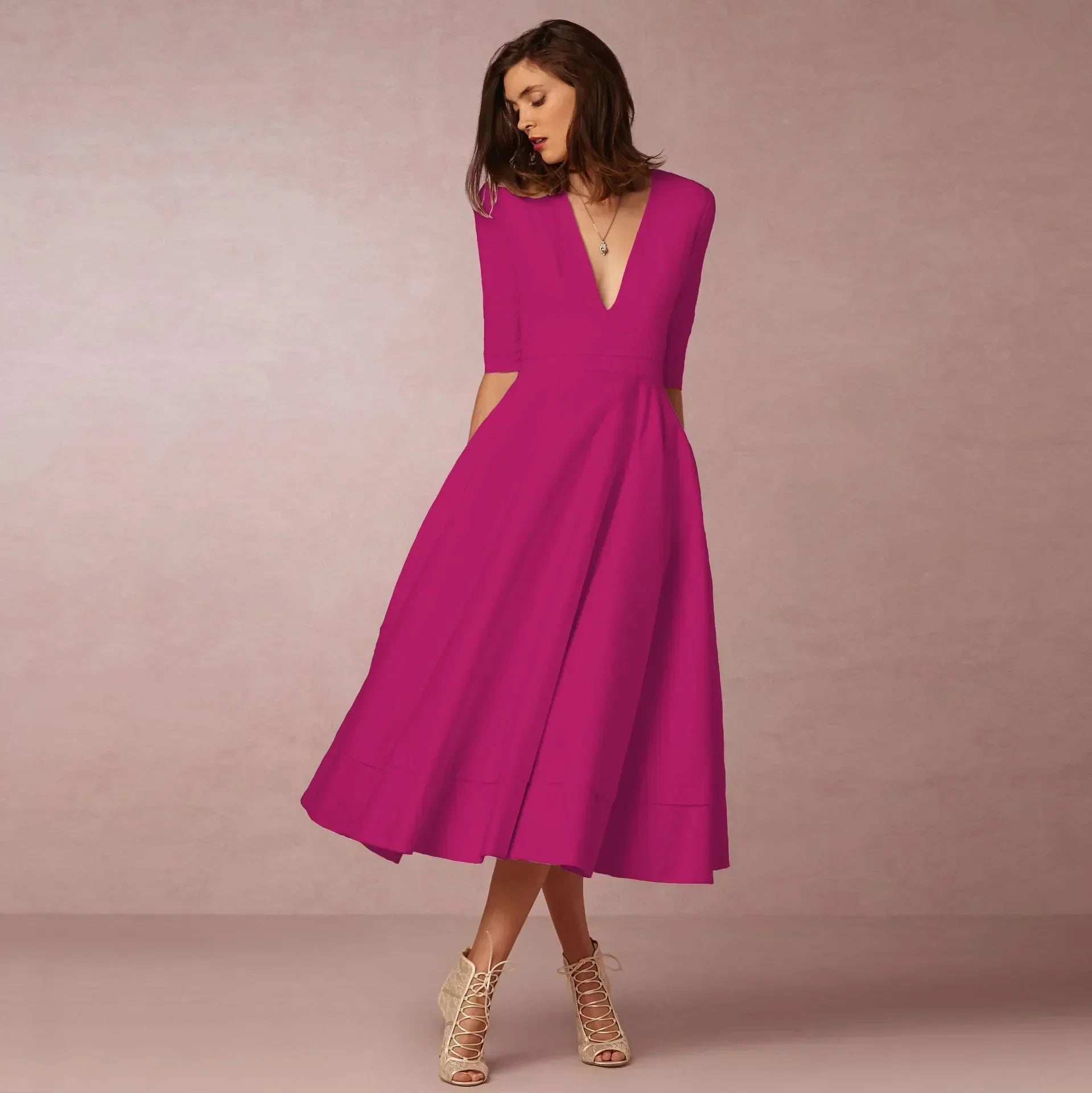 Femme en profil portant la robe midi, allure générale