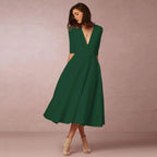 Femme de trois-quarts portant la robe, silhouette complète