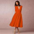 Femme assise portant la robe midi, allure en position assise