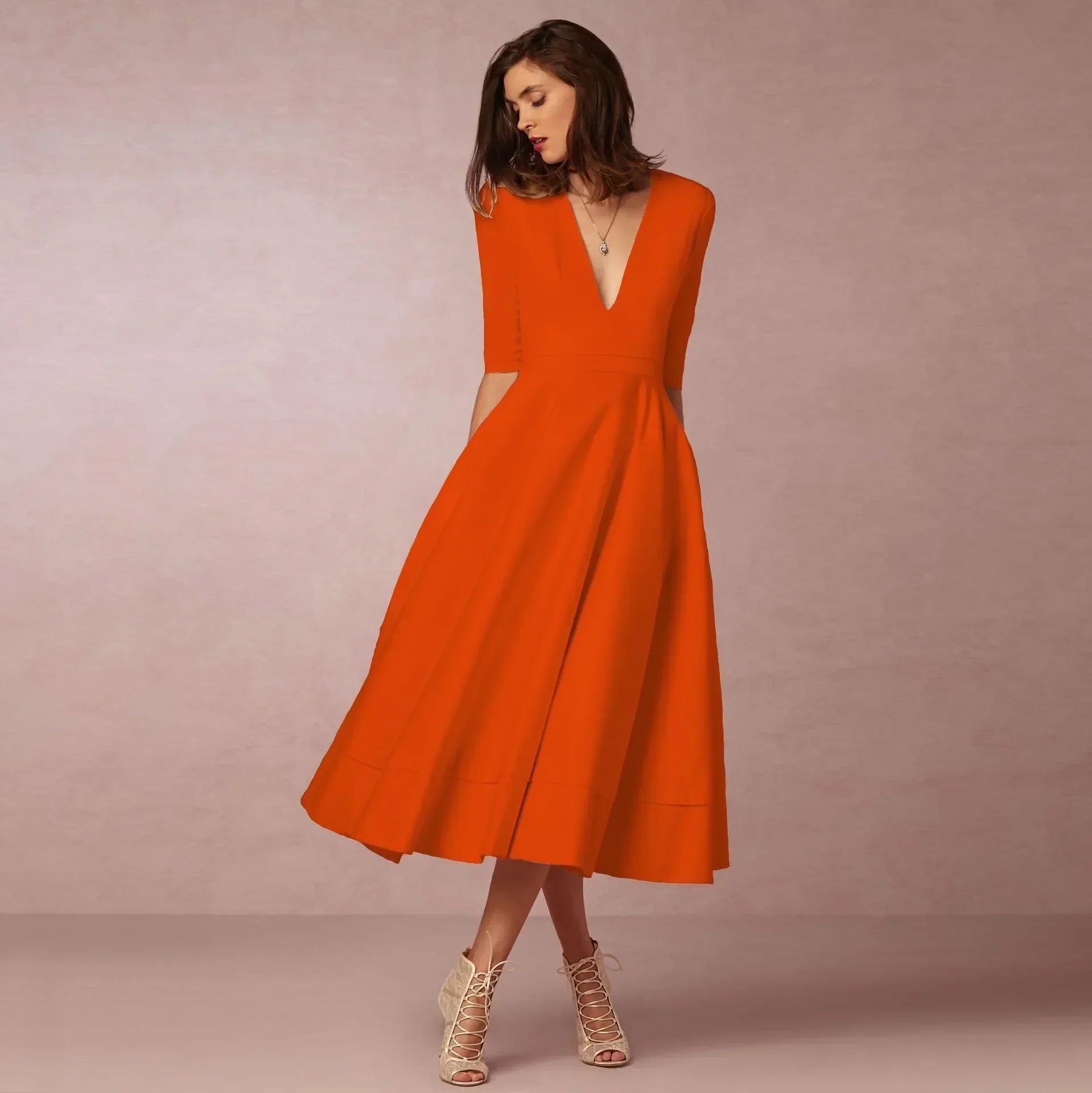 Femme assise portant la robe midi, allure en position assise