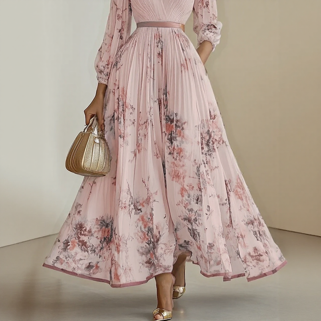 Robe plissée, détail du motif floral en gros plan