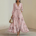 Robe plissée floral, détail du col V et manches froncées