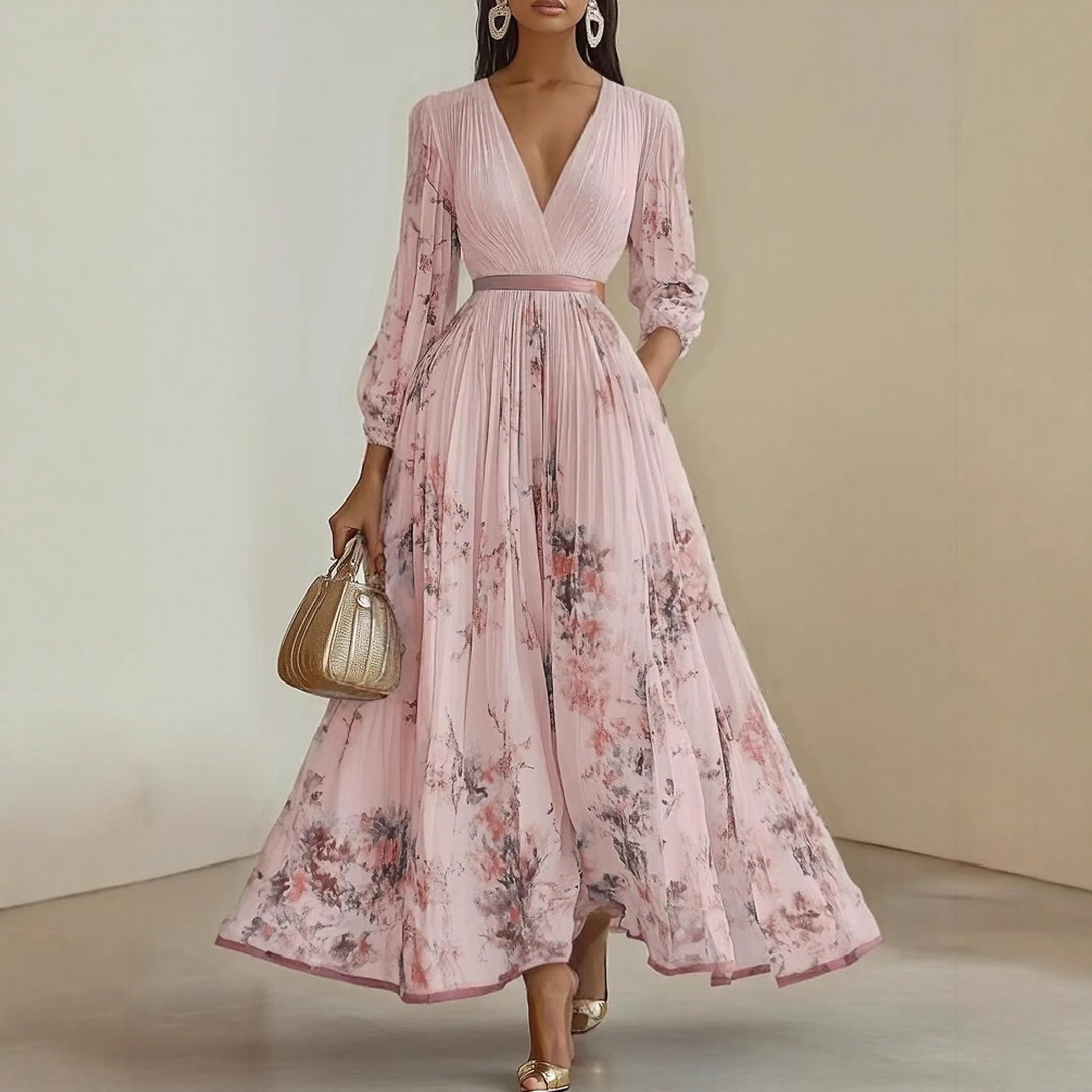Robe plissée floral, détail du col V et manches froncées