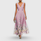 Détail du col V et corsage plissé de la robe florale