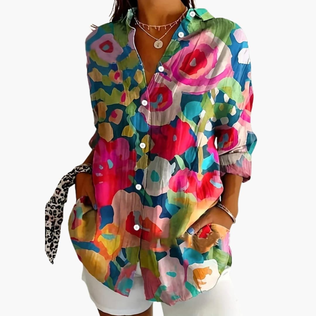 Blouse imprimé multicolore portée en tenue de bureau, plan mi-corps