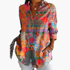 Blouse fluide multicolore portée avec un bas uni, look décontracté