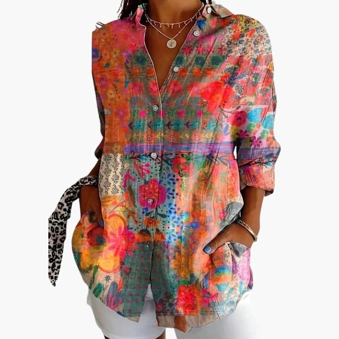 Blouse fluide multicolore portée avec un bas uni, look décontracté