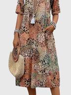 Robe florale portée en mouvement montrant le drapé