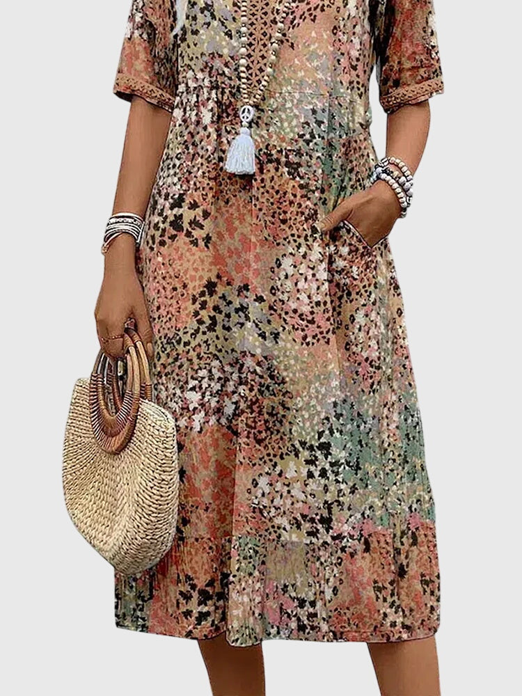 Robe florale portée en mouvement montrant le drapé