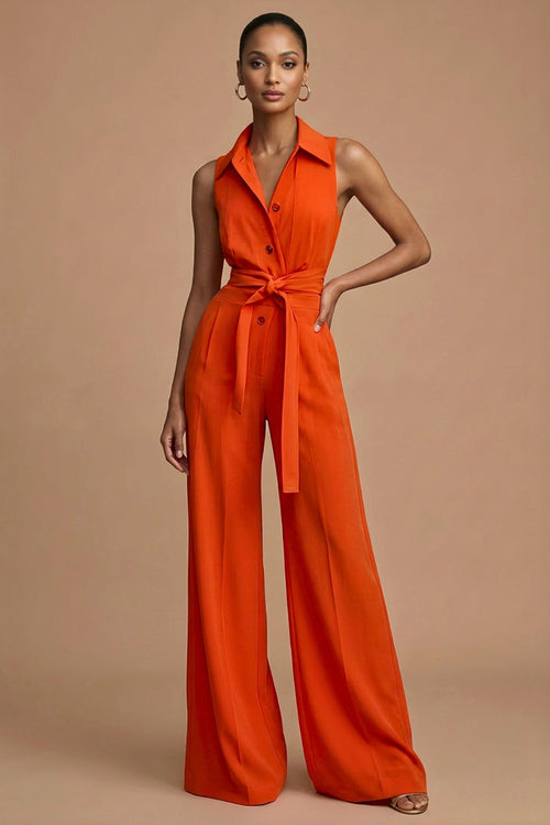 Femme portant la combinaison pantalon orange large col chemise, vue de face