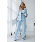 Femme portant l'ensemble blazer croisé et pantalon large bleu clair, vue de face