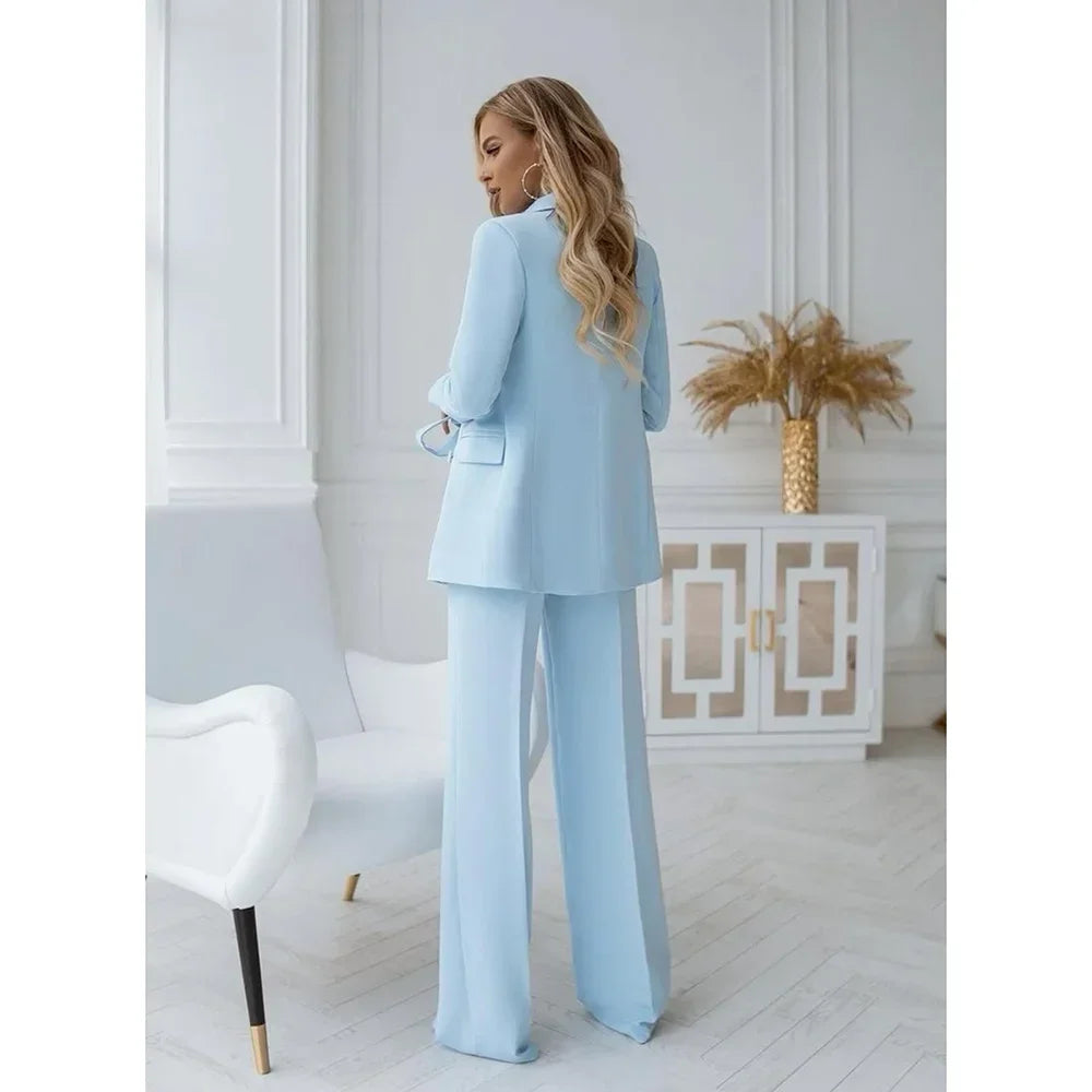 Silhouette de profil montrant la coupe cintrée du blazer et la ligne du pantalon