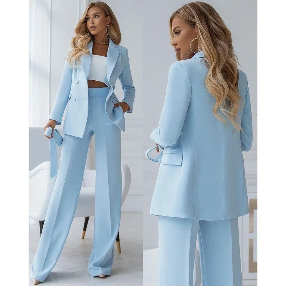Vue arrière du tailleur mettant en avant la longueur et l'aisance du pantalon large